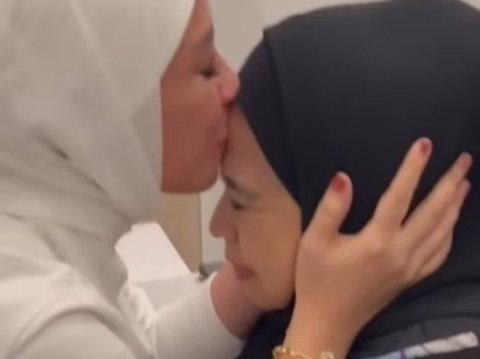 Bikin Terharu! Momen Annisa Trihapsari saat Cium Kaki Sang Ibunda di Hari Ulang Tahun ke-48