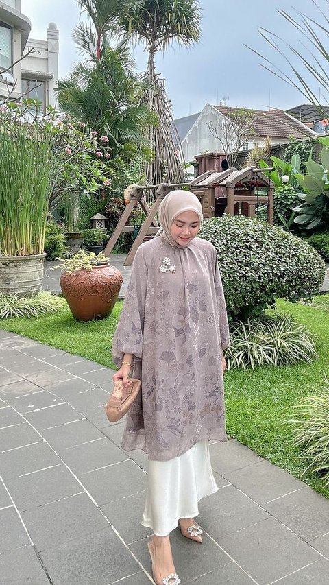 Variasi Look Manis dengan Tunik, Bisa untuk Outfit Kajian Akhir Pekan<br>