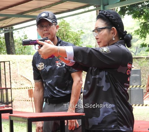 Having Hidden Talents, 8 Photos of Titiek Soeharto Joining a Shooting Competition, Surprising Ending
