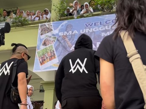 Potret Alan Walker Datang Menemui Guru dan Siswa yang Viral di Medan