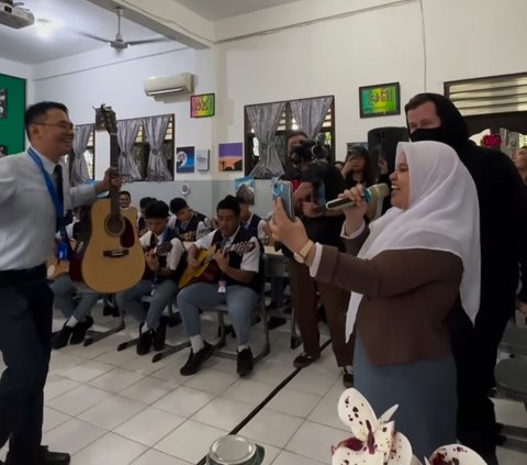 Potret Alan Walker Datang Menemui Guru dan Siswa yang Viral di Medan