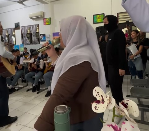 Potret Alan Walker Datang Menemui Guru dan Siswa yang Viral di Medan