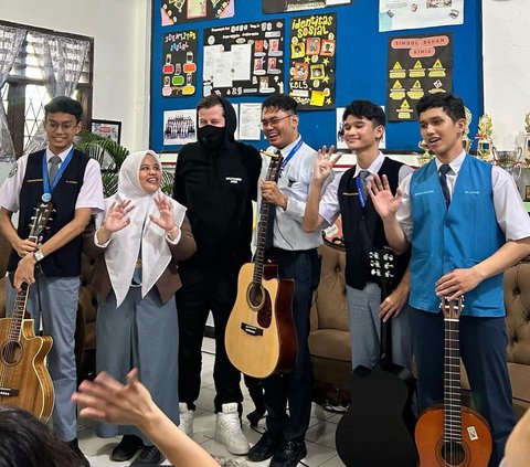 Potret Alan Walker Datang Menemui Guru dan Siswa yang Viral di Medan