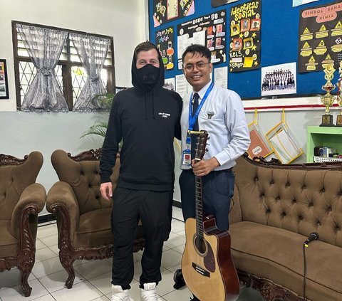 Potret Alan Walker Datang Menemui Guru dan Siswa yang Viral di Medan