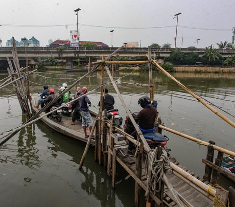 FOTO: Potret Perahu Eretan yang Masih Bertahan di Tengah Era Modern Ibu Kota