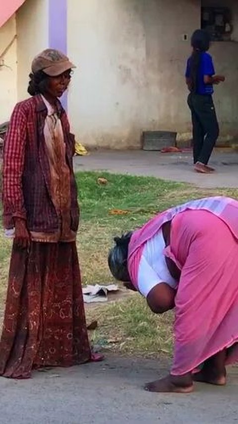 Hats Off, Woman with Mental Disorder Who is Actually Worshiped by Citizens in India