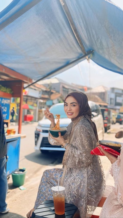 Potret Imel Putri Cahyati Tak Gengsi Makan Mie Ayam di Pinggir Jalan, Penampilan Cantiknya Pakai Baju Kondangan Bikin Salfok