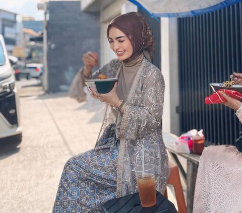 Potret Imel Putri Cahyati Tak Gengsi Makan Mie Ayam di Pinggir Jalan, Penampilan Cantiknya Pakai Baju Kondangan Bikin Salfok