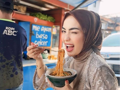 Potret Imel Putri Cahyati Tak Gengsi Makan Mie Ayam di Pinggir Jalan, Penampilan Cantiknya Pakai Baju Kondangan Bikin Salfok