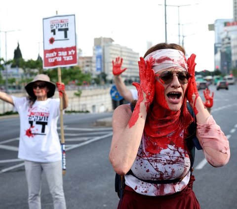Ibu-ibu tentara Israel yang bertempur di Jalur Gaza menggelar aksi unjuk rasa protes di Tel Aviv, Israel, 29 Mei 2024. Foto: REUTERS / Marko Djurica<br>