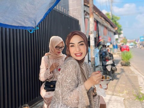 Potret Imel Putri Cahyati Tak Gengsi Makan Mie Ayam di Pinggir Jalan, Penampilan Cantiknya Pakai Baju Kondangan Bikin Salfok