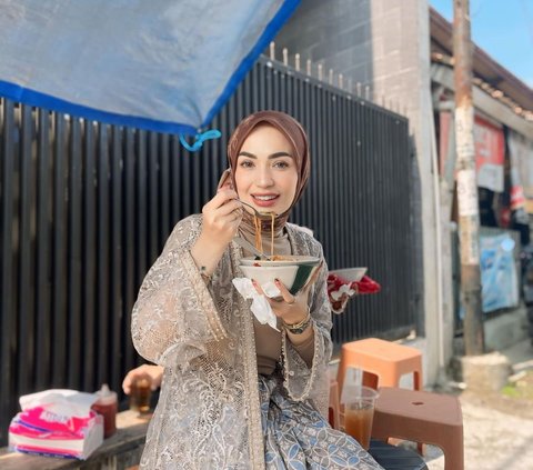 Potret Imel Putri Cahyati Tak Gengsi Makan Mie Ayam di Pinggir Jalan, Penampilan Cantiknya Pakai Baju Kondangan Bikin Salfok