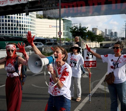 FOTO: Aksi Ibu-Ibu Tentara Israel Histeris Berlumuran 'Darah' Menggelar Aksi Protes Perang Gaza di Tel Aviv