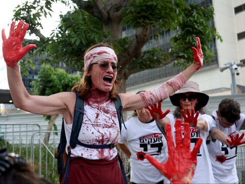 FOTO: Aksi Ibu-Ibu Tentara Israel Histeris Berlumuran 'Darah' Menggelar Aksi Protes Perang Gaza di Tel Aviv