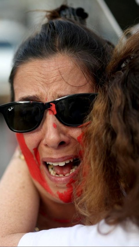 Tangis para ibu tentara Israel ini juga pecah selama melakukan aksi protes tersebut. Foto: REUTERS / Marko Djurica<br>