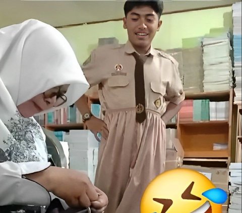 Super Caring Teacher Makes 'Melts', Sewing His Student's Torn Pants at School