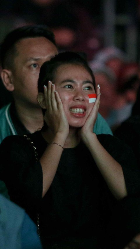 FOTO: Tegang dan Cemas, Begini Ekspresi Suporter Saat Nobar Timnas Indonesia U-23 vs Irak di Monas