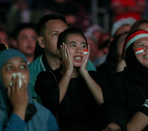 Suporter bereaksi ketika menghadiri nonton bareng atau nobar pertandingan Timnas Indonesia U-23 vs Irak U-23 dalam babak perebutan peringkat ketiga Piala Asia U-23 2024 di Monas, Jakarta, Kamis (2/5/2024) malam. Foto: Liputan6.com/Herman Zakharia