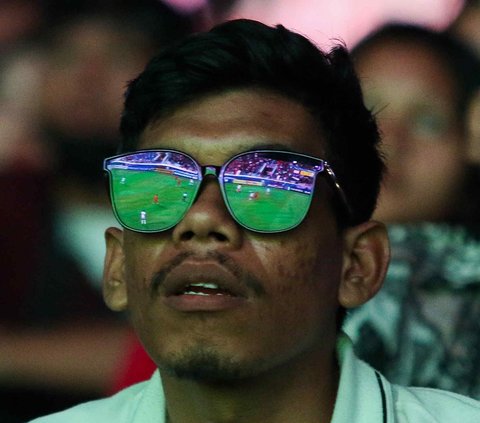 FOTO: Tegang dan Cemas, Begini Ekspresi Suporter Saat Nobar Timnas Indonesia U-23 vs Irak di Monas