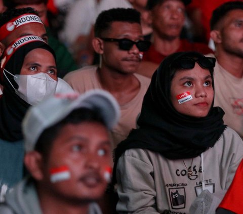 FOTO: Tegang dan Cemas, Begini Ekspresi Suporter Saat Nobar Timnas Indonesia U-23 vs Irak di Monas