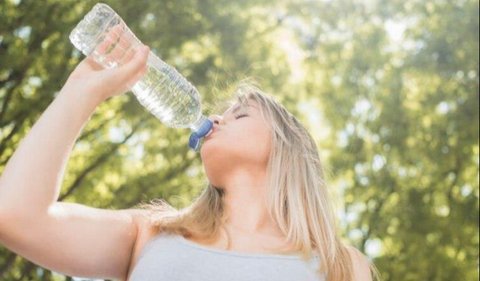1. Air Putih: Minuman Utama untuk Mencegah Dehidrasi