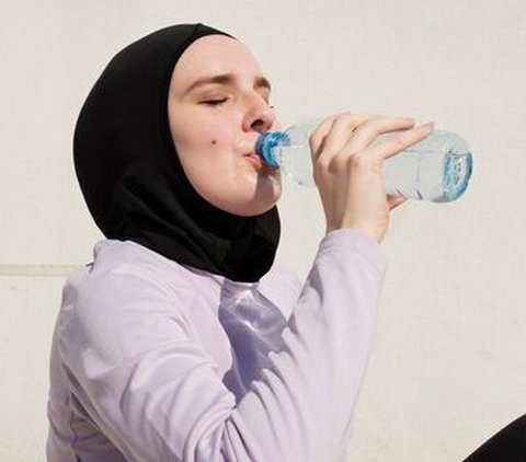 Banyak minum air putih juga sangat disarankan terlebih saat berolahraga terutama siang hari, atau ketika sedang sakit, seperti saat demam atau diare supaya tidak dehidrasi.