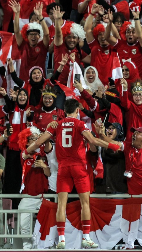 Gol yang dicetak Ivar Jenner pada menit ke-19 membuat suporter yang memenuhi stadion bergemuruh. Foto: Karim Jaafar/AFP