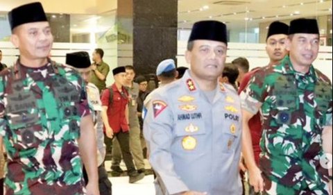 Menggunakan seragam dinas masing-masing, para jenderal TNI-Polri itu kompak menggunakan peci berwarna hitam.