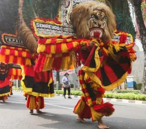 Potret Topeng Terbesar di Dunia Berasal dari Jawa Timur, Berat 60 Kilogram hanya Diangkat Pakai Gigi