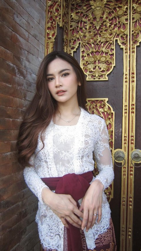 Mahalini also looks beautiful in a complete white kebaya with a red shawl wrapped around her waist. Apparently, the kebaya is designed by Asky Febrianti.