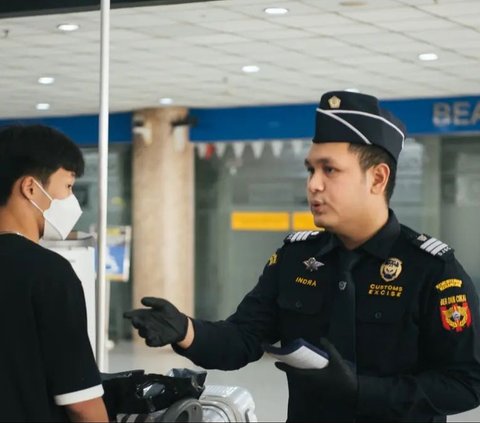 Viral Man Tears Hermes Bag in Front of Customs Officer for Refusing to Pay Rp26 Million Tax