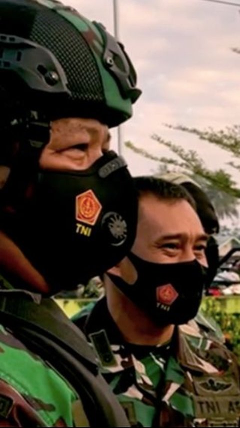 Turun Langsung ke Garis Depan Operasi, 2 Jenderal TNI-Polri Terabas Hutan, Sungai & Bukit Sambil Tenteng Senjata<br>