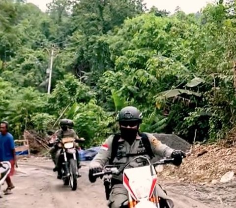 Turun Langsung ke Garis Depan Operasi, 2 Jenderal TNI-Polri Terabas Hutan, Sungai & Bukit Sambil Tenteng Senjata