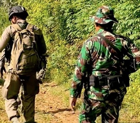 Turun Langsung ke Garis Depan Operasi, 2 Jenderal TNI-Polri Terabas Hutan, Sungai & Bukit Sambil Tenteng Senjata