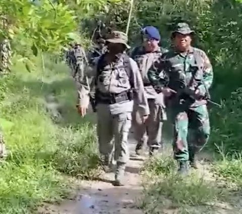 Turun Langsung ke Garis Depan Operasi, 2 Jenderal TNI-Polri Terabas Hutan, Sungai & Bukit Sambil Tenteng Senjata