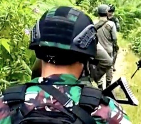 Turun Langsung ke Garis Depan Operasi, 2 Jenderal TNI-Polri Terabas Hutan, Sungai & Bukit Sambil Tenteng Senjata