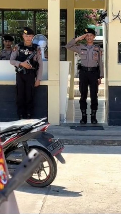 Salah Posisi Hormat, Bintara Petugas Jaga di Pos Penjagaan Langsung Dihukum Komandan Polisi<br>