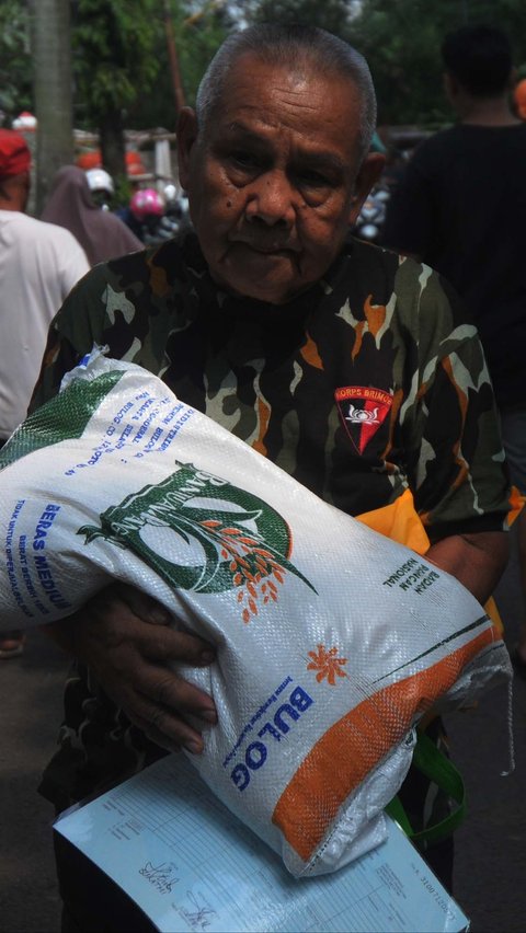 FOTO: Bulog Salurkan Bansos Beras untuk 269.000 Keluarga di Jakarta