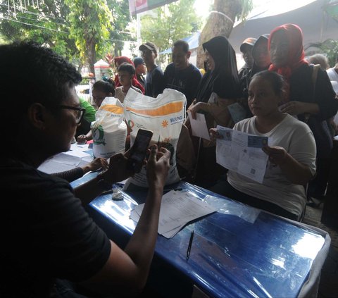 Perum Bulog kembali menyalurkan bantuan pangan beras 10 kilogram (kg) untuk wilayah DKI Jakarta. Penyaluran bantuan beras ini secara perdana dilakukan di Kelurahan Pela Mampang dan Bangka, Jakarta Selatan, pada 3 April 2024. Foto: Merdeka.com/Imam Buhori