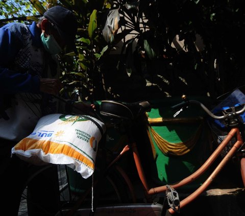 FOTO: Bulog Salurkan Bantuan Pangan Beras 10 Kg untuk 269.000 Keluarga di Jakarta