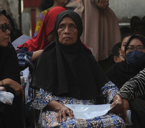 FOTO: Bulog Salurkan Bantuan Pangan Beras 10 Kg untuk 269.000 Keluarga di Jakarta