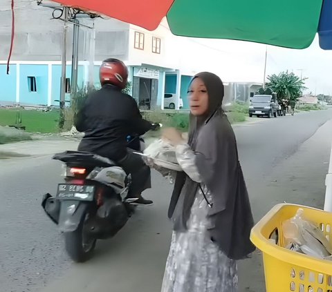 Laugh! So Happy to Get Free Yellow Rice Package, This Father Forgets His Wife Who Was Riding with Him Left on the Side of the Road