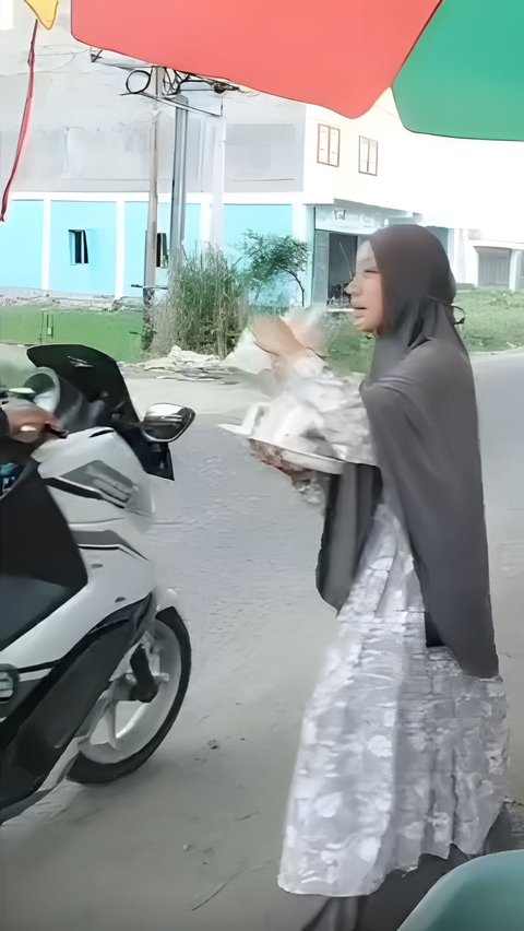 Laugh! So Happy to Get Free Yellow Rice Package, This Father Forgets His Wife Who Was Riding with Him Left on the Side of the Road