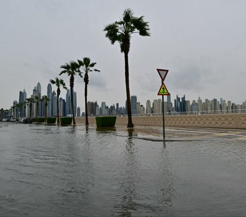 Kondisi salah satu ruas jalan yang terendam banjir di Dubai, Uni Emirat Arab, Kamis (2/5/2024). Uni Emirat Arab kembali diguyur hujan lebat hanya dua minggu berselang setelah rekor hujan lebat yang oleh para ahli dikaitkan dengan perubahan iklim. Foto: Giuseppe Cacace/AFP