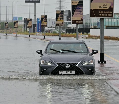 FOTO: Potret Dubai Kembali Dilanda Banjir, Mobil Mahal Terendam hingga Rumah Mewah Dipasang Karung Pasir