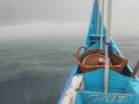 Viral Momen Nelayan Perlihatkan Cuaca Buruk saat di Tengah Laut, Begini Kondisinya