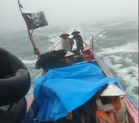 Viral Momen Nelayan Perlihatkan Cuaca Buruk saat di Tengah Laut, Begini Kondisinya