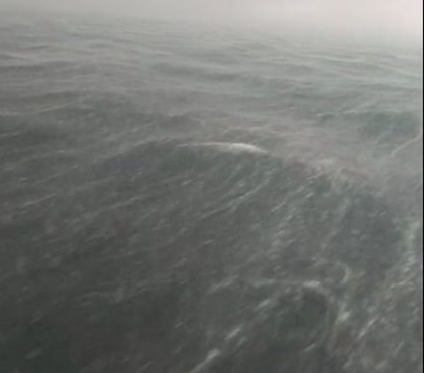 Viral Momen Nelayan Perlihatkan Cuaca Buruk saat di Tengah Laut, Begini Kondisinya