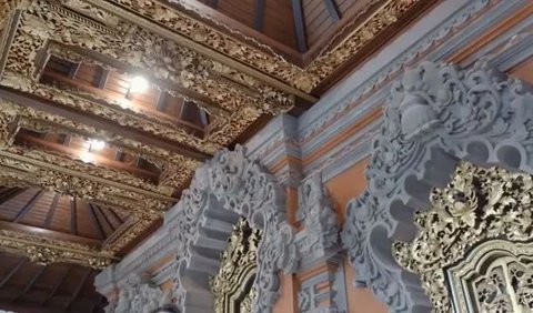 Interior rumah ini menghadirkan unsur-unsur kerajaan Hindu Bali yang memukau.