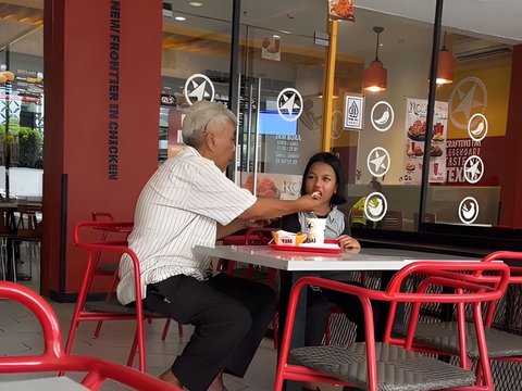 Father's Moment of Just Watching His Daughter Eat Makes Him Touched, the Story Behind It Makes Netizens Even More Touched